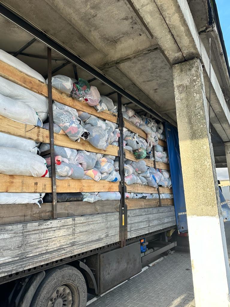 На Закарпатті на кордоні виявили тонну незадекларованого одягу