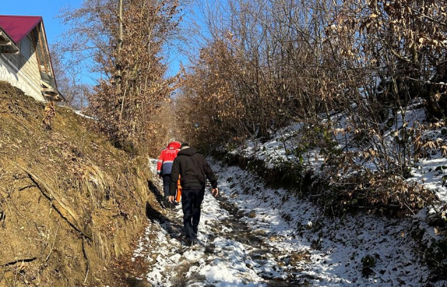 На Закарпатті щоб допомогти жінці, медикам довелося пішки долати 5 км гірської дороги