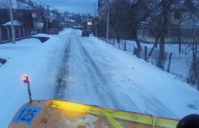 Закарпаття знову засніжило: дорожники працювали всю ніч