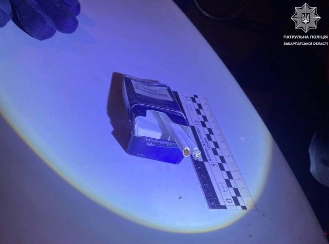 В Ужгороді виявили чоловіка, який мав із собою речовини, схожі на наркотичні