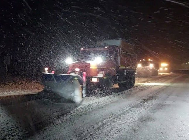 Вночі працювали понад три десятки одиниць техніки: на Закарпатті шляхи державного значення розчищені та посипані