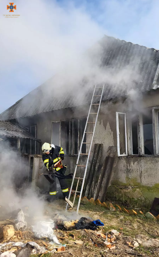 Ужгородські надзвичайники попередили знищення вогнем житлового будинку
