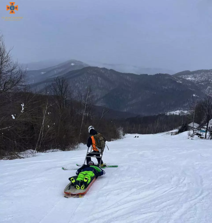 На Ужгородщині рятувальники надали домедичну допомогу травмованому лижнику