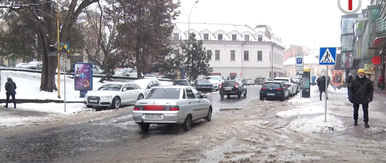 Ужгород бореться з «кашею»: як техніка працює на вулицях міста (ВІДЕО)