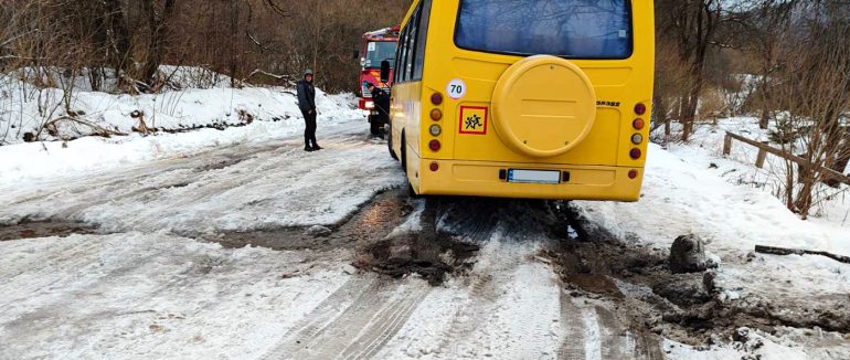 На Мукачівщині рятувальники буксирували шкільний автобус