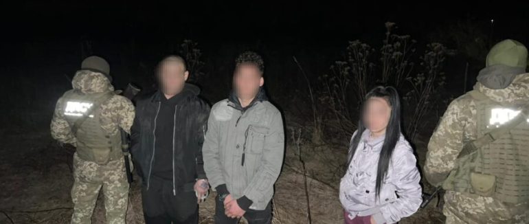 Закарпатські прикордонники затримали порушників: 2 чоловіків та жінку
