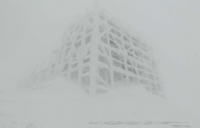 Гору Піп Іван засипало снігом, видимість обмежена