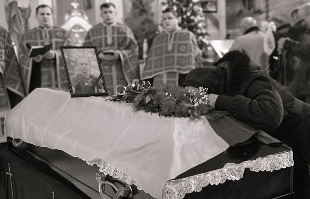 Повернувся “на щиті”: на Мукачівщині попрощалися з Василем Маринцем