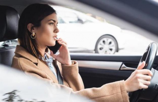 За минулий місяць патрульні Закарпаття зловили 29 водіїв з мобілками в руках