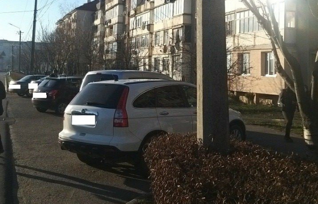 У Мукачеві щодня штрафують водіїв, які паркуються на автобусних зупинках