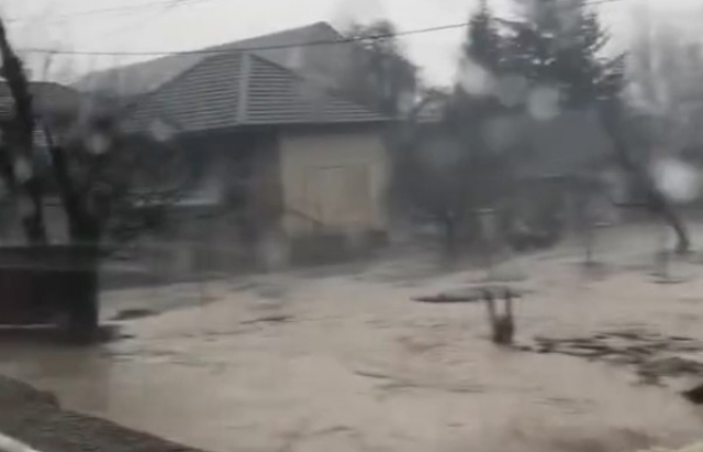 На Закарпатті через дощі почався паводок (ВІДЕО)