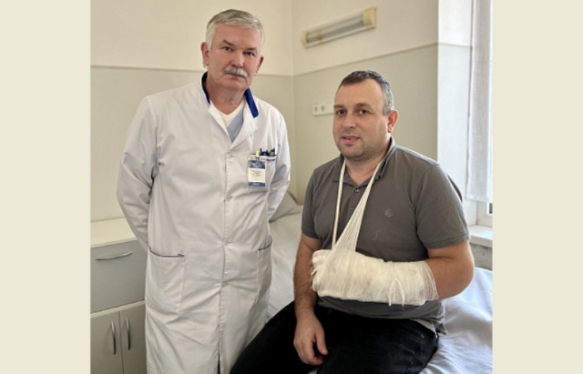 Закарпатські лікарі врятували чоловіку руку, яку розчавила вантажівка