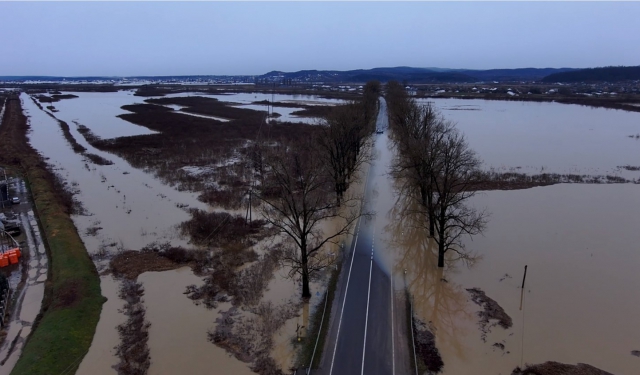 Дороги на Закарпатті досі залишаються підтопленими, автівки проїжджають на свій ризик (ВІДЕО)