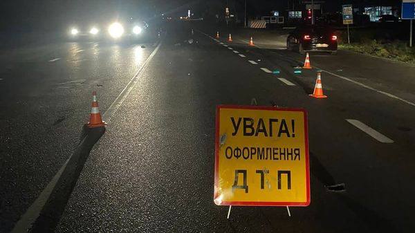 Зустрічна фура засліпила фарами: на Мукачівщині перекинувся мікроавтобус – є постраждала