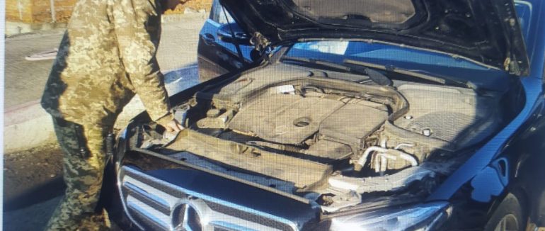 Авто розшукує Інтерпол: на Закарпатті прикордонники вилучили «Мерседес» в українця