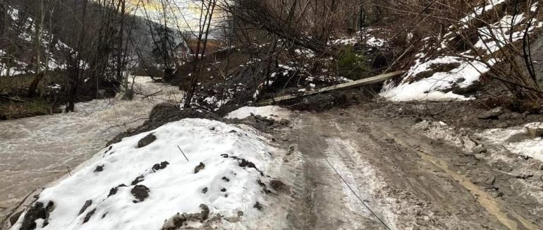 На Рахівщині зійшов великий зсув ґрунту, перекрито дорогу