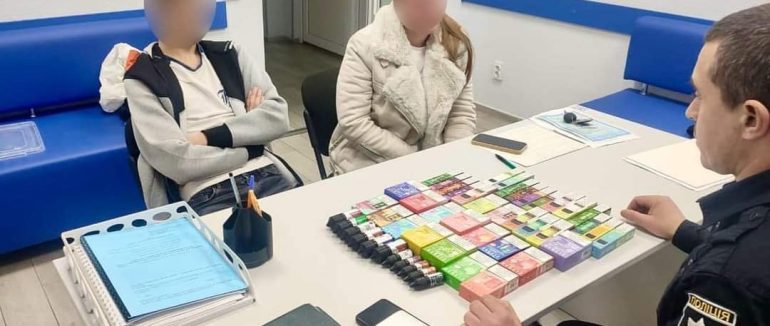 В Ужгороді притягнули до відповідальності батьків підлітків, які продавали серед школярів електронні сигарети