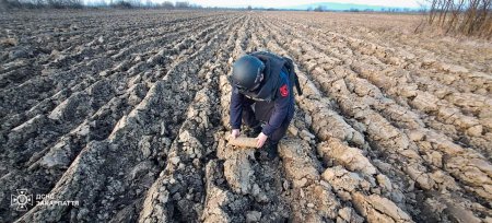 На Ужгородщині трактор викопав артилерійський снаряд