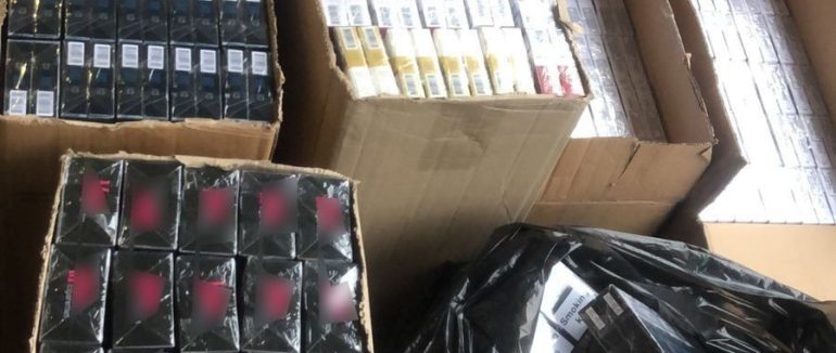 Закарпатка у своєму будинку ховала 5 тисяч пачок сигарет та 180 літрів спирту