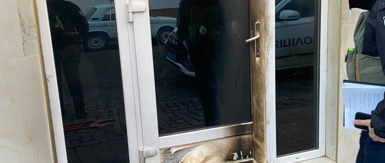 У Мукачеві затримала чоловіка, який намагався підпалити приміщення у центрі міста