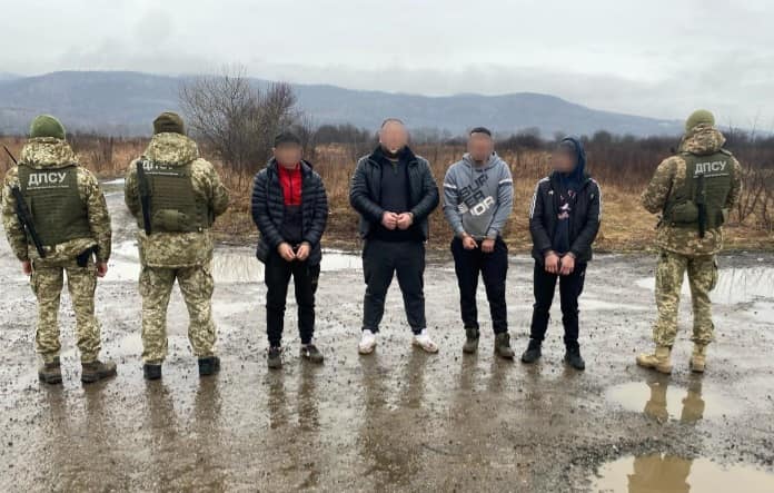 На Закарпатті на околицях прикордонного села затримали групи порушників