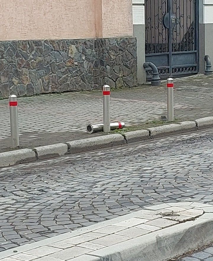 Наїхала на обмежувальний стовпчик: на мукачівку виписали штраф