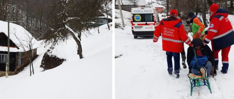 На Воловеччині транспортували на санах пацієнта до автомобля “швидкої”