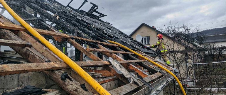 На Рахівщині згорів дах будинку у якому ніхто не жив