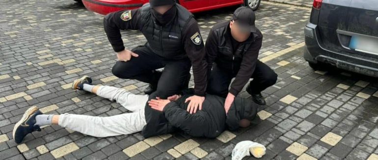 У Тячеві поліція затримала наркоторговця на збуті особливо небезпечного наркотику Альфа-PVP