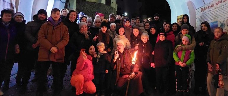 У замку Паланок зібрали гроші для ЗСУ під час вечірньої екскурсії