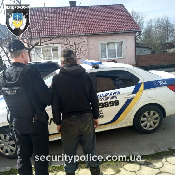 Поліцейські охорони Закарпаття затримали агресивного чоловіка