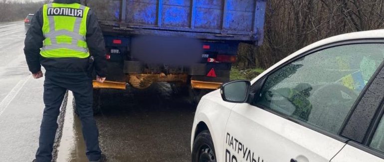 Закарпатські патрульні виявили водія, який незаконно перевозив деревину
