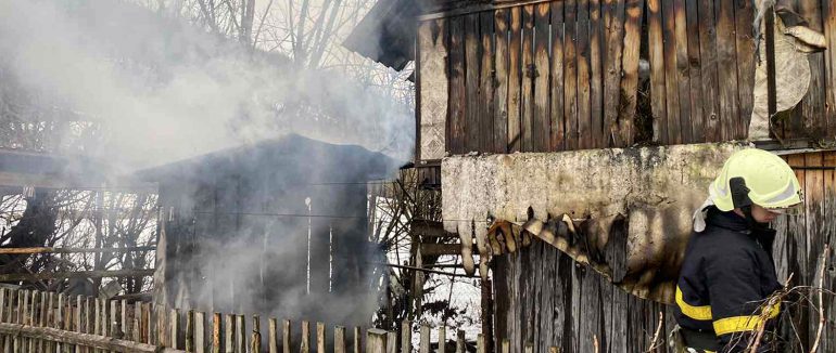 У Хустському районі власники разом із сусідами намагалися врятувати сіно від знищення вогню