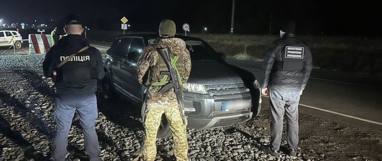 Закарпатські прикордонники виявили викрадений автомобіль «Range Rover»