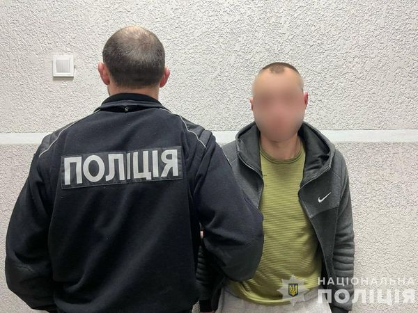 У Мукачеві затримала групу зловмисників, які погрожували зброєю та вимагали гроші
