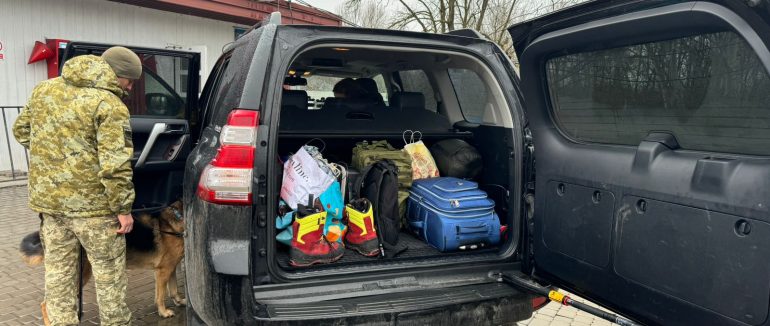 На Закарпатті на кордонні в автомобілі виявили холодну зброю