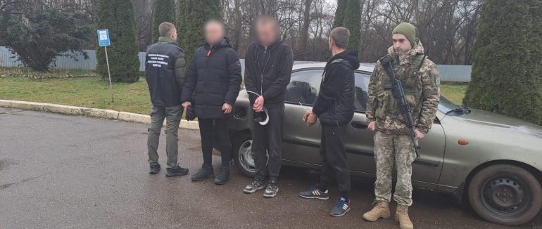 Закарпатські прикордонники затримали 2 “розвідників”, які планували переправити киянина