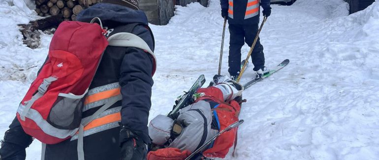Закарпатські гірські рятувальники транспортували до травмпункту лижника