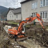Вода біля дитячого садочка Міжгірщини: в с. Грабовець ліквідували наслідки негоди (ФОТО)