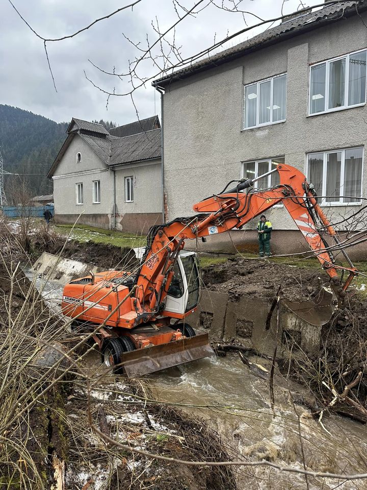 Вода біля дитячого садочка Міжгірщини: в с. Грабовець ліквідували наслідки негоди (ФОТО)