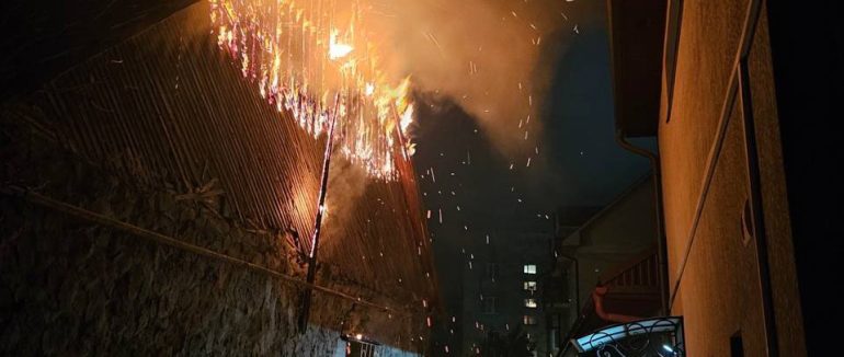 Мукачівські надзвичайники захистили від знищення два житлових будинки