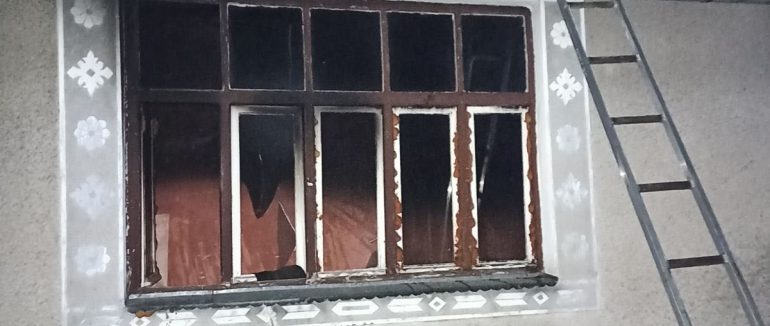 У Мукачеві рятувальники ліквідовували 2 години пожежу у будинку