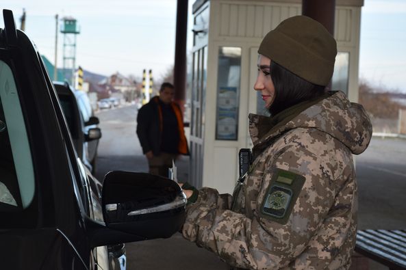 На Закарпатті у пункті пропуску двоє киян надали фальшиві документи