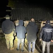 Ховалися в закинутій будівлі: прикордонники піймали двох чоловіків, які втікали в Румунію