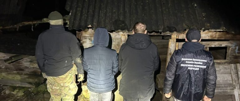 Ховалися в закинутій будівлі: прикордонники піймали двох чоловіків, які втікали в Румунію