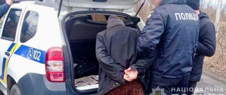 На Хустщині “на гарячому” затримали чоловіка на збуті нелегальних боєприпасів