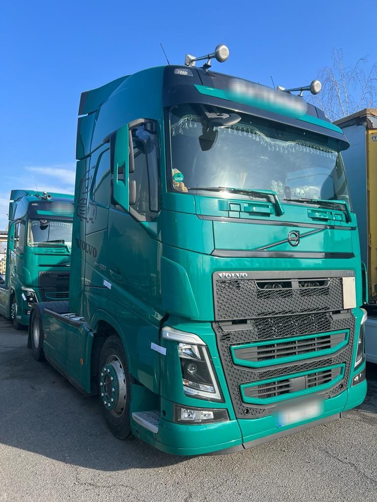 На кордоні закарпатські прикордонники виявили вантажівку з підробними документами