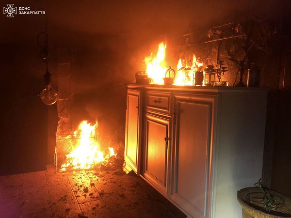 Рахівські вогнеборці захистили від вогню житловий будинок та літню кухню