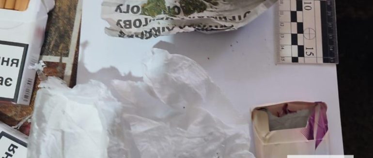 Погодився пронести наркотики для ув’язненого: на Закарпатті судитимуть працівника установи