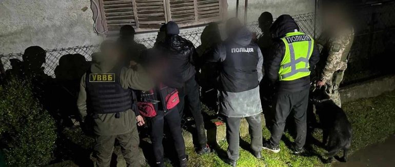 На Закарпатті затримали «бізнесмена»: 17-річний юнак намагався за 8 тис. грн переправити киянина